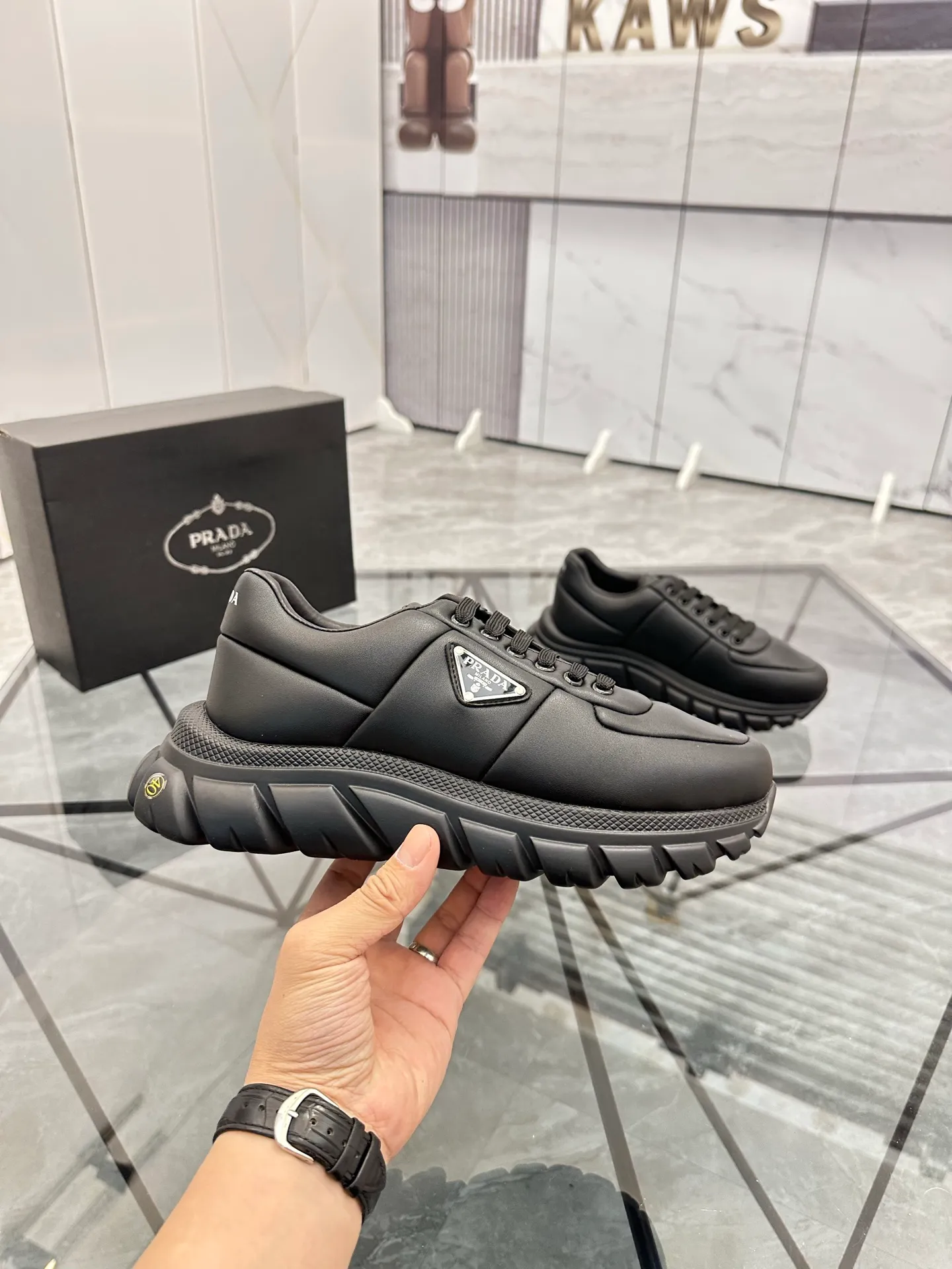 Men's shoes: 💰P460¥ Product trademark: Prada *"Prada*" low-top casual shoes Regular size: 38-44 (can be customized to 45.46) Product materials: imported cowhide upper, sheepskin lining, original outsole. Number: 835